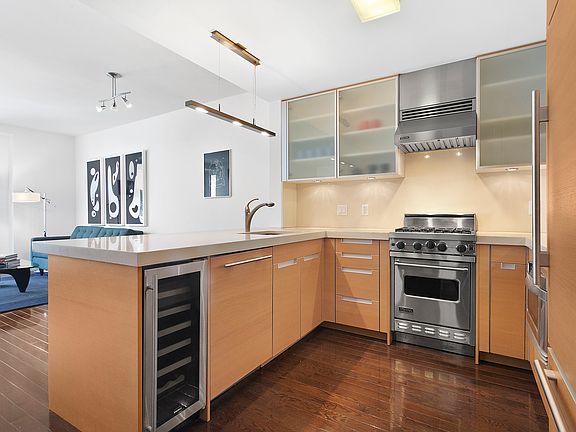 3rd image of 462 W 58th St APT 6E