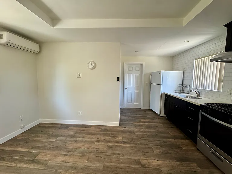 131 1/2 N Vega St — Photo 5