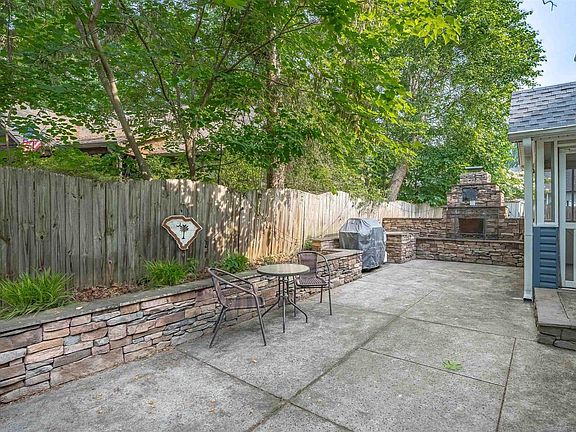 4th image of 784 Parkhurst Ln
