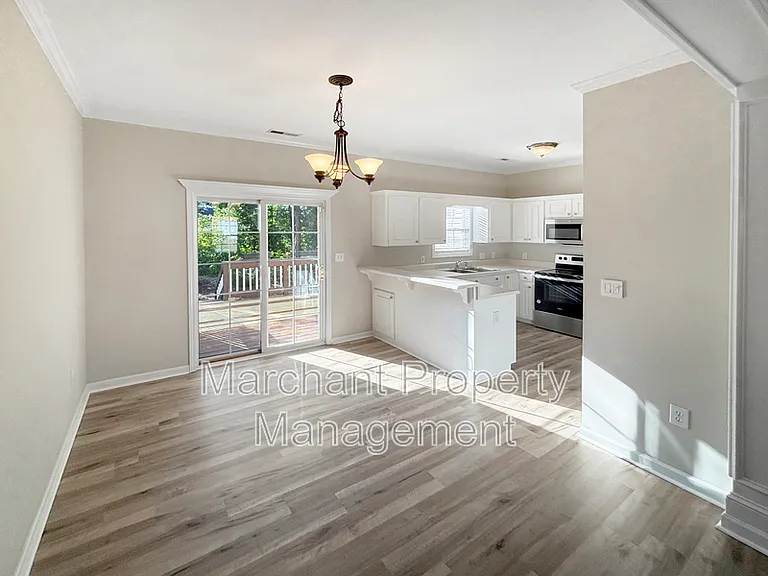 215 Rexford Dr — Photo 6