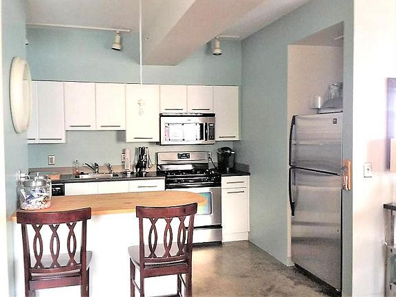 Kitchen - Full-size stainless appliances