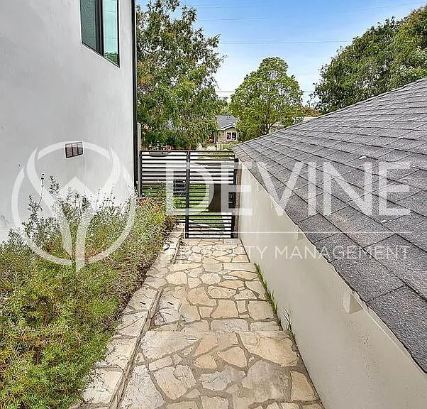 3026 Greenfield Ave — Photo 7