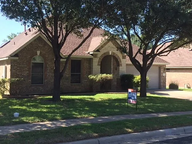 4 bed, 2.0 bath, 2149 sqft, $2,200 — Photo 1