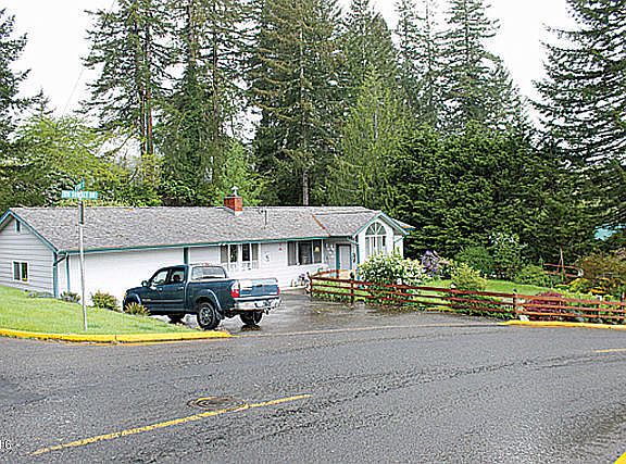 4th image of 1050 NW Sunset Dr
