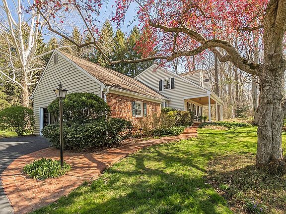 3rd image of 28 Bridle Brook Ln