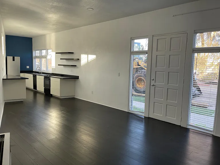 4688 Boundary St — Photo 11