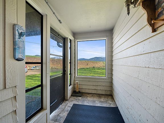 3rd image of 1590 McCormick Loop Rd