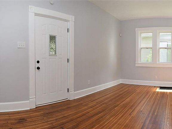 3rd image of 3248 N Graceland Ave