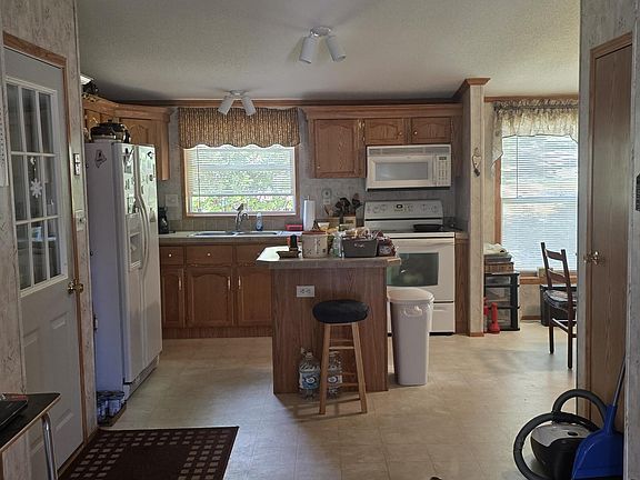 4th image of 6 Redwood Drive