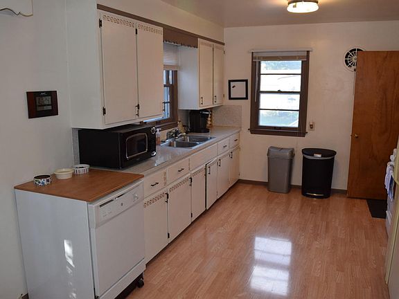 3rd image of 1124 Ellsmere St NE