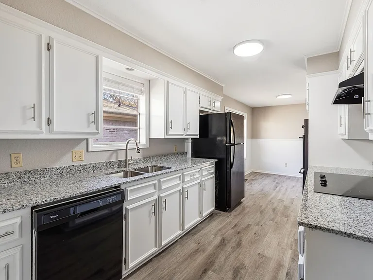8208 Mark Ln — Photo 9