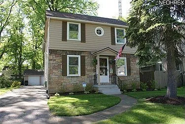 421 Kenmore Ave NE photo 1