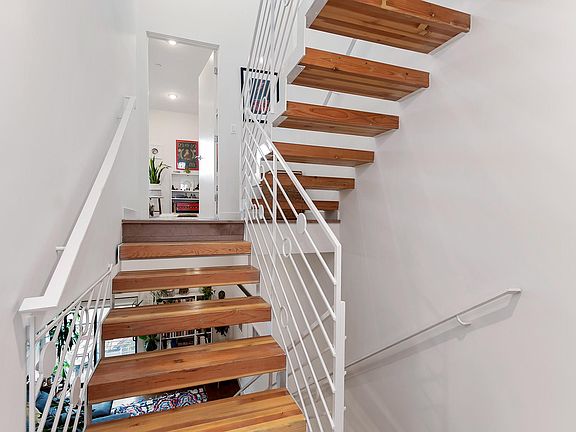 5th image of 654 N Virgil Ave