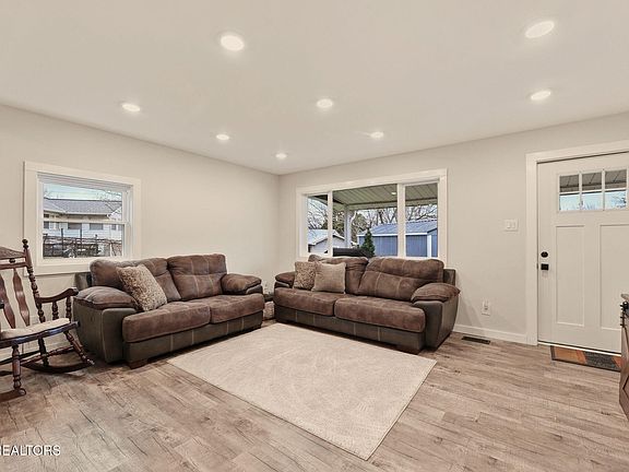 4th image of 110 Parma Rd