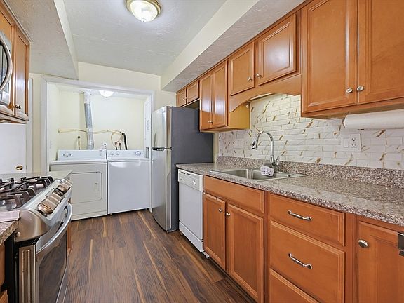 3rd image of 31 Greenbrook Dr Unit 31