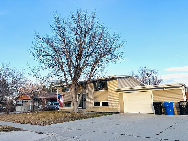 4459 S Butterfield St — Photo 2