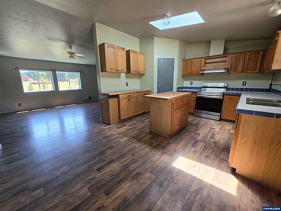 5th image of 34125 E Lacomb Rd