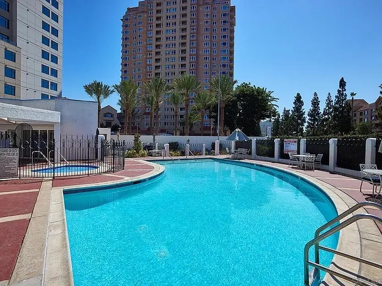 La Jolla Garden Villas pool and hot tub