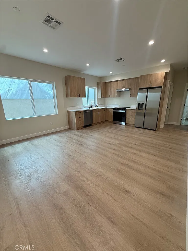 3 bed, 1200 sqft, $3,900 — Photo 2