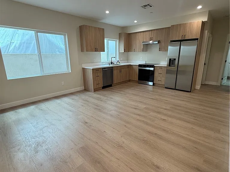 7826 Kyle St — Photo 2