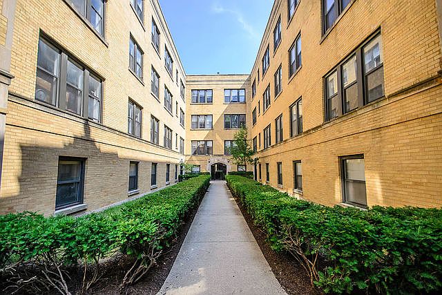 1st image of 3006 W Ainslie St APT 2W