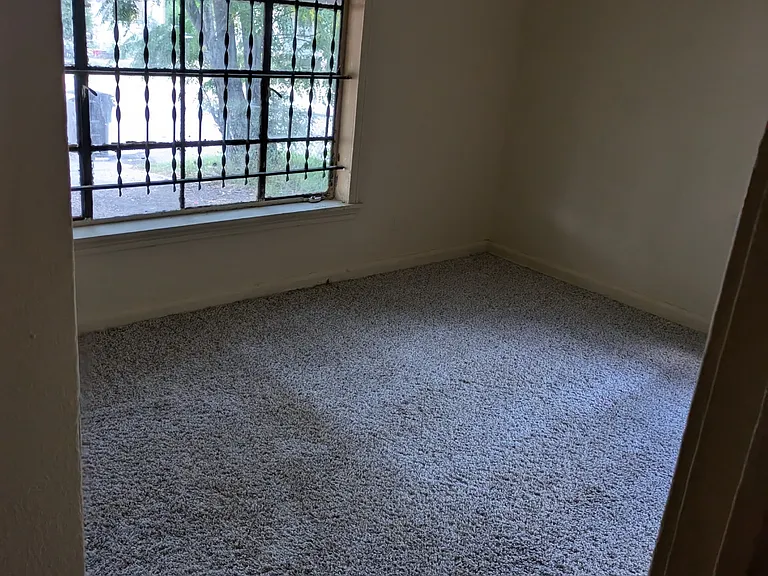 1046 Poinsettia — Photo 9