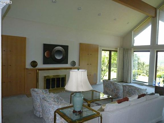 5th image of 480 SE Summit Dr