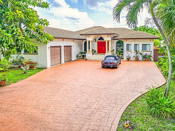 2nd image of 115 S Royal Poinciana Blvd