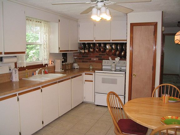Large, eat-in kitchen