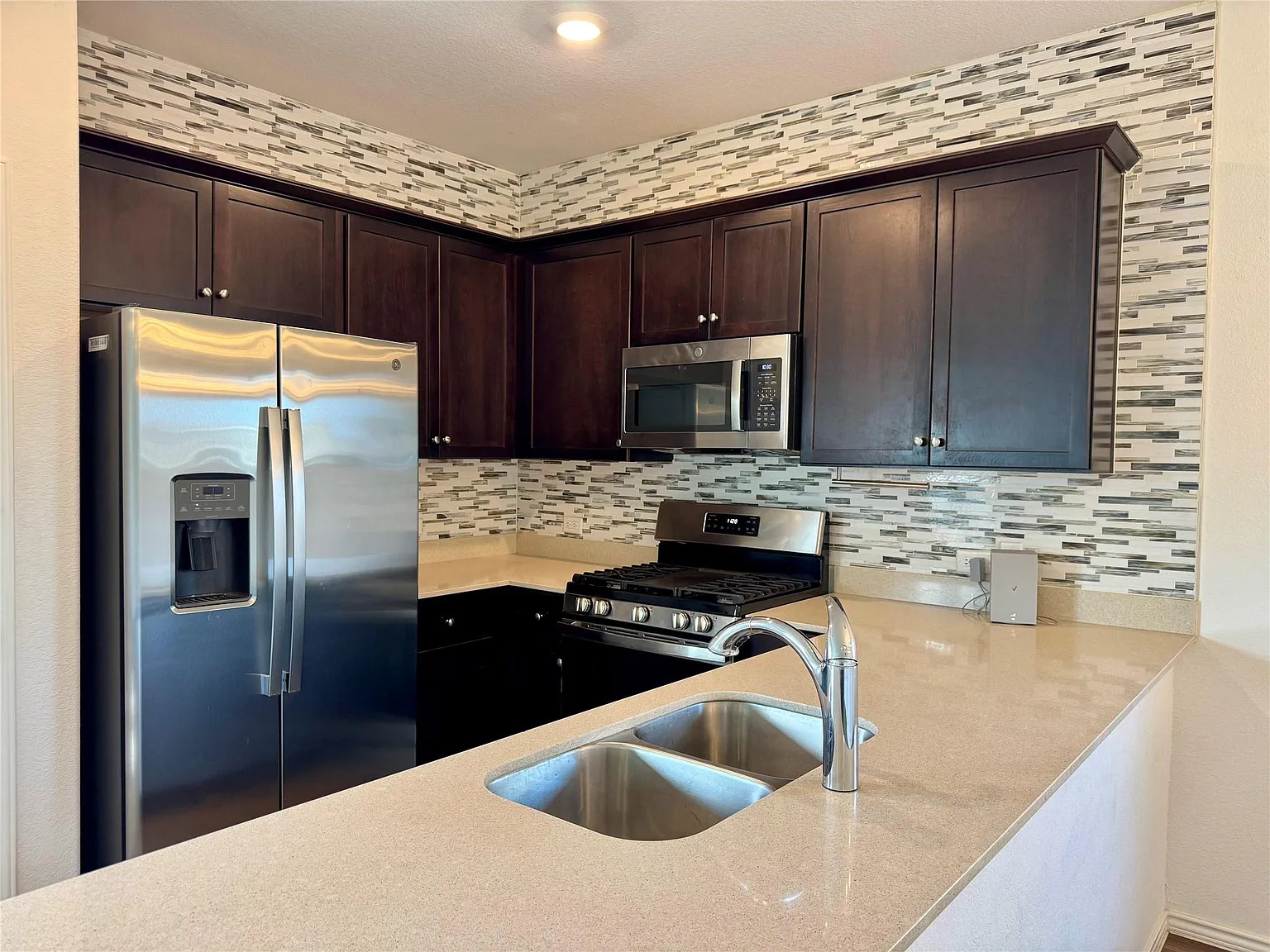 4 bed, 2.5 bath, 2003 sqft, $2,250 — Photo 4