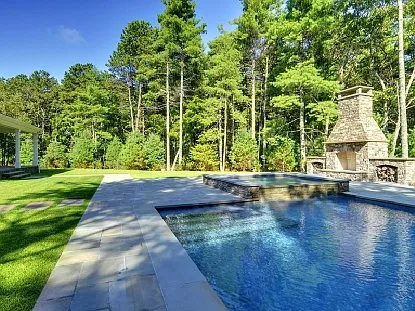 New Custom Home in East Hampton — Photo 3