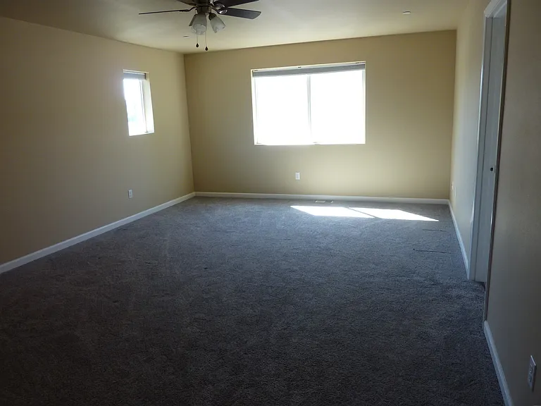 809 SE Kinsley Ln — Photo 3