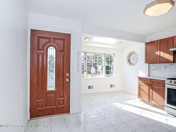 3rd image of 189 Ridgewood Ave