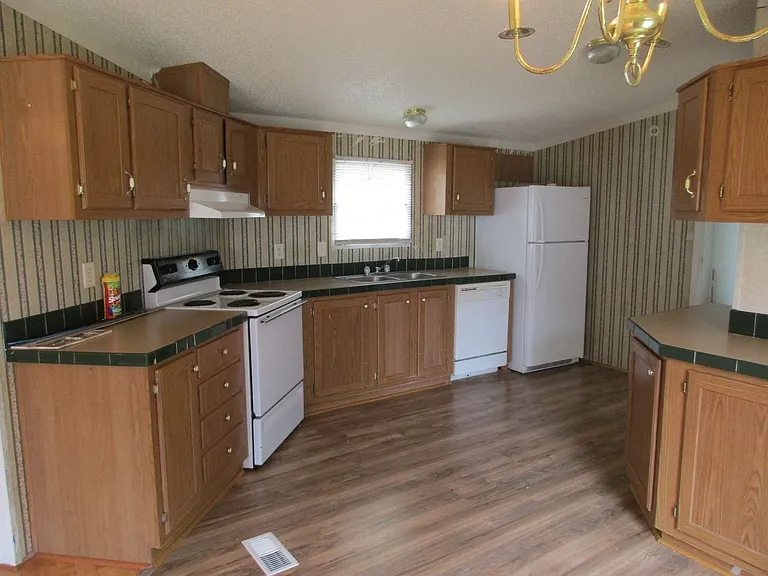 921 Seneca Dr — Photo 2