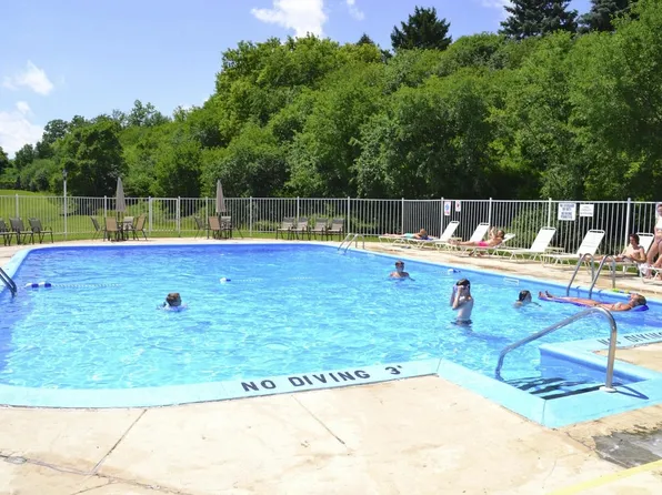 530 Windstone Dr, Hartland, WI 53029