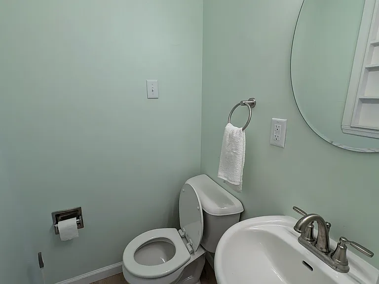 Middle bedroom half-bath