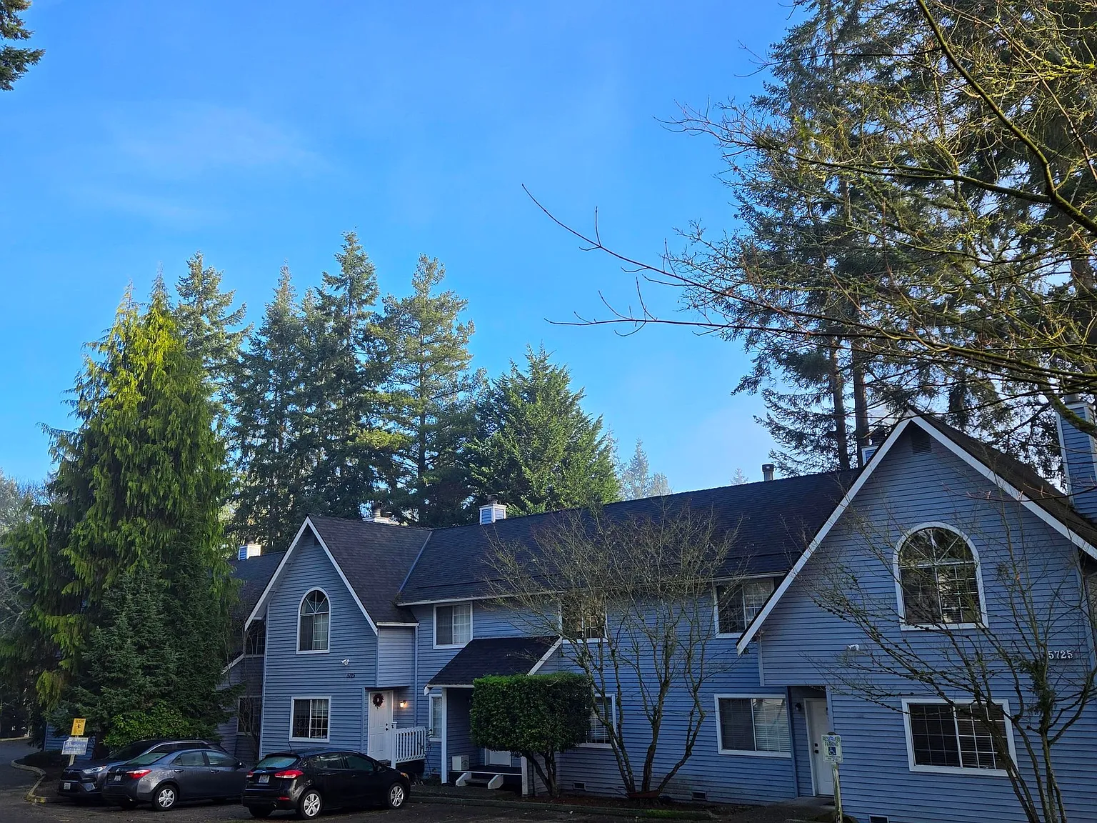 Renovated Townhomes & Apartments in Alderwood Area — Photo 1