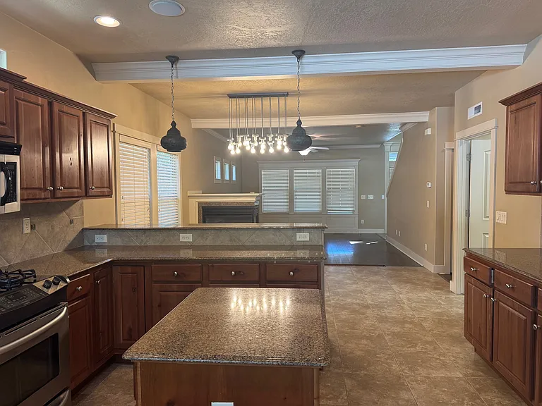 894 E Shadow Creek Ln — Photo 6