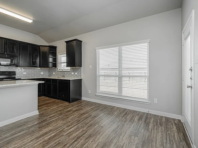 1368 Kingsgate Dr — Photo 15