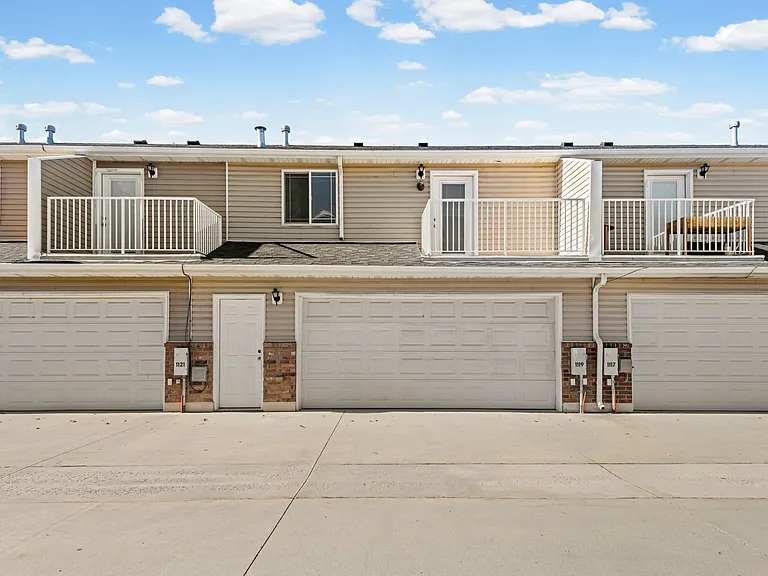 private, convenient garage, center townhouse for getter insulation