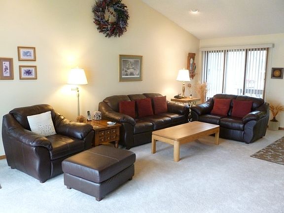 3rd image of 292 Cranbrook Ct