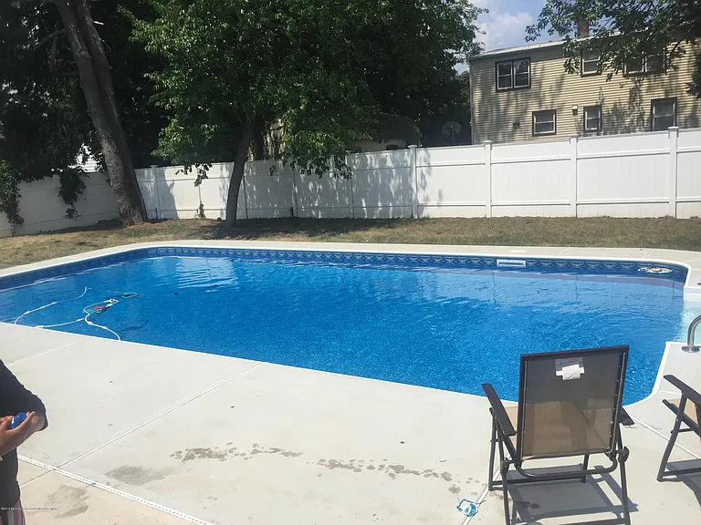 329 Yorke Ave — Photo 2
