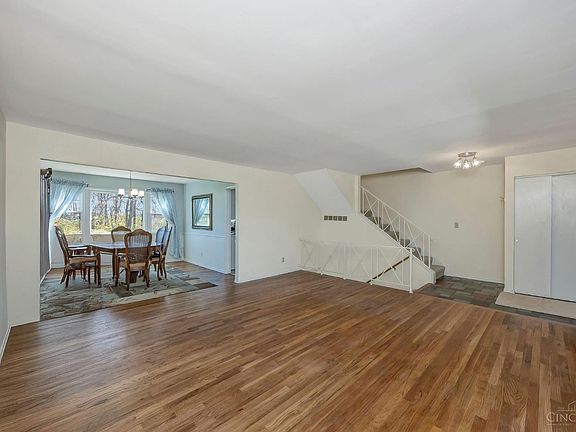 5th image of 19 Creekwood Sq