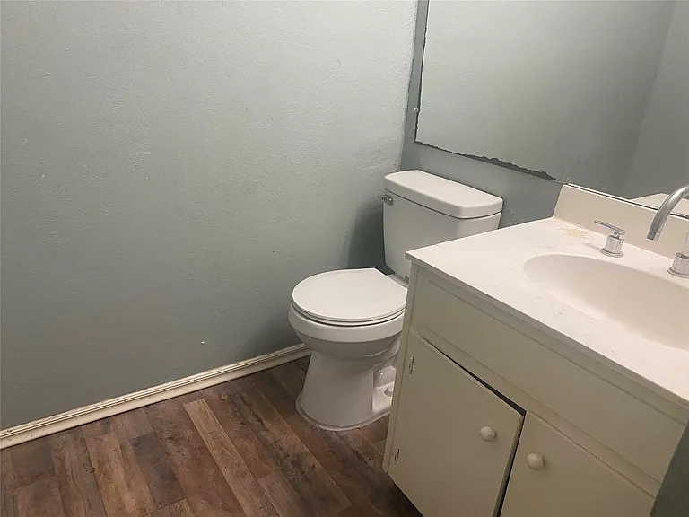 501 Towne House Ln — Photo 9