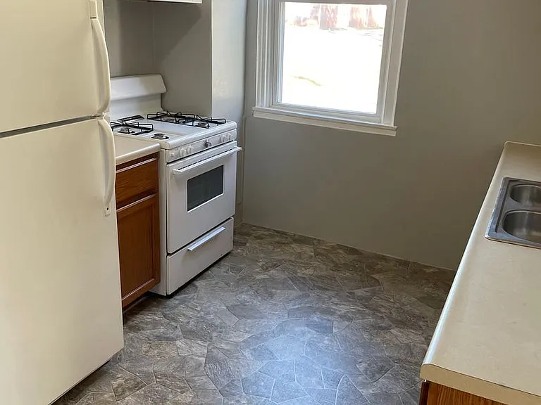 122 E State St — Photo 6