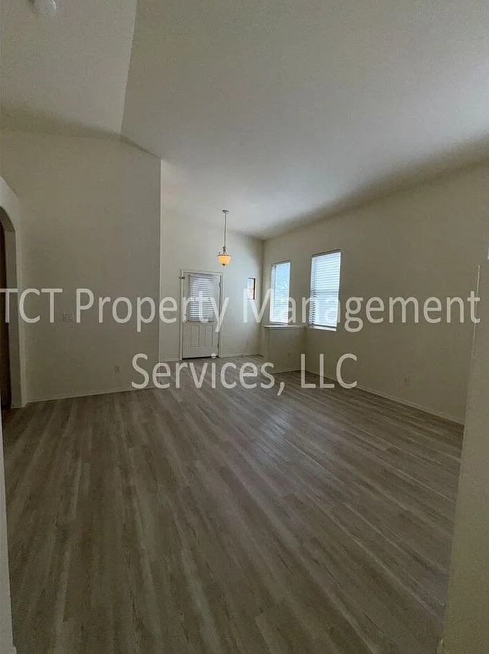 3 bed, 2.0 bath, 1395 sqft, $2,045 — Photo 3