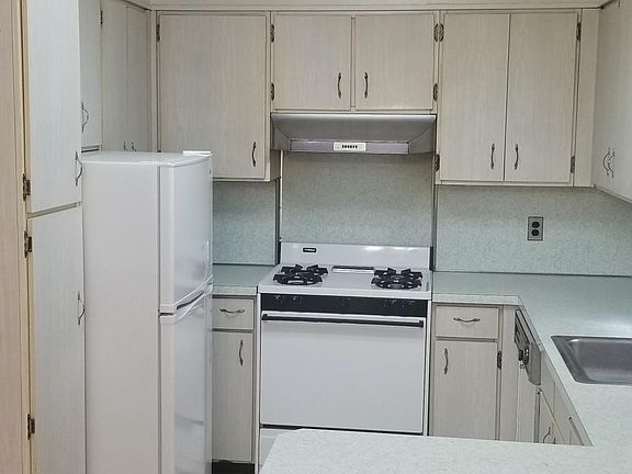 3rd image of 1594 E 49th St Floor 1