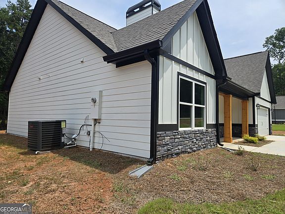 5th image of 656 Highland Ave