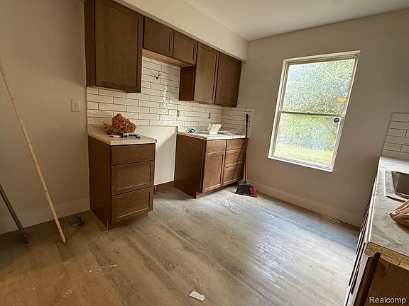 4th image of 450 Kitchener St