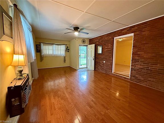 4th image of 641 Nelson Ln